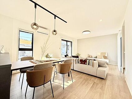 【現地モデルハウス　リビングダイニング】