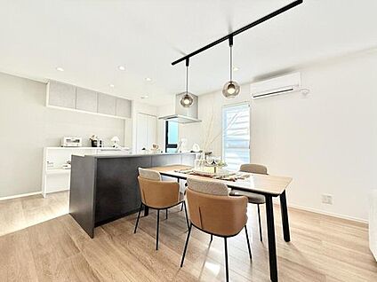 【現地モデルハウス　ダイニング】