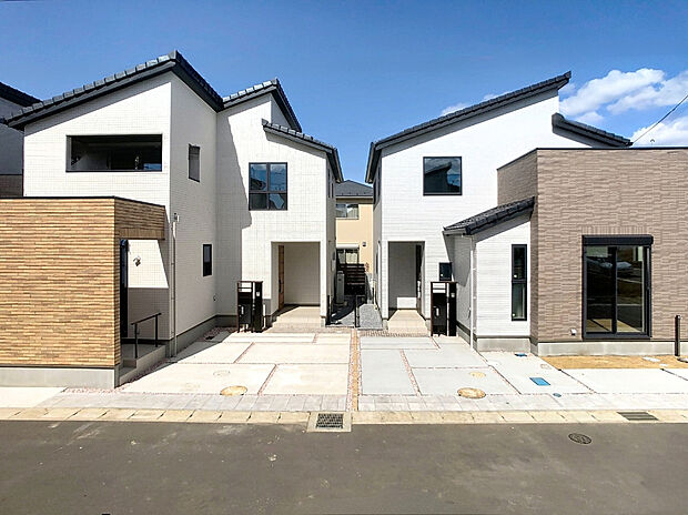 【【駐車スペース】】各邸には駐車スペースを確保しているので、身近への買い物やレジャー施設へ車で向かうことも可能な環境です。