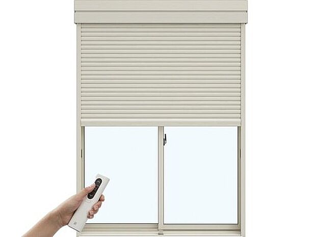 【【リモコン付き電動シャッター】】【リモコン付き電動シャッター】
リモコン１つで簡単に操作！テレビやエアコンのリモコンのように、シンプルなワンタッチ操作で、毎日の開け閉めやスリットの開閉を操作できます。