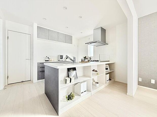 【【現地モデルハウス1号棟　キッチン】】「フラットキッチン」は、無駄のないデザインと調理スペースが広く、使い勝手の良さが魅力です。
※2025年12月撮影