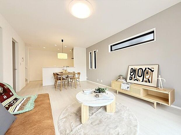 【【当社施工モデルハウス　リビング】 】自然な採光がたくさん入るよう、窓など開口部をたくさん設けて、明るい空間が演出されます。
※画像は当社施工例例のため実際とは異なります