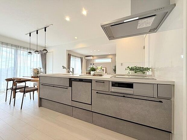 【【モデルハウス ダイニングキッチン】】ダイニングとキッチンを隣に配置したプランなので、食事をしながら会話が楽しめる新生活が実現します。