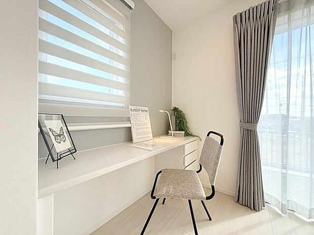 【【モデルハウス デスクカウンター】】LDK内に設けたデスクカウンターは、子どものスタディコーナーとして利用でします。