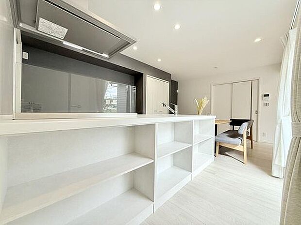 【【平屋モデルハウス キッチン】】一部の住戸に採用した「フラットキッチン」は、無駄のないデザインと調理スペースが広く、使い勝手の良さが魅力です。
※画像は販売済みモデルハウスです
