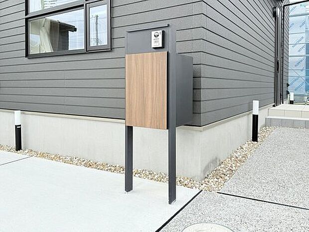 【【平屋モデルハウス エントランス】】宅配ボックス付きの門柱を設置。
ご不在時でも荷物が受け取れる便利な設備です。
※画像は販売済みモデルハウスです