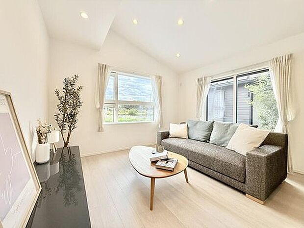 【【平屋モデルハウス リビング】】リビングには「2面採光」を採用して、外からの採光を取り入れやすい居室となります。
※画像は販売済みモデルハウスです