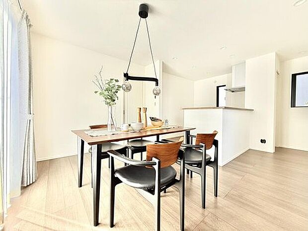 【【モデルハウス1号棟 ダイニング】】食事や家事をしながら会話が楽しめるダイニングキッチンです。
※2025年11月撮影