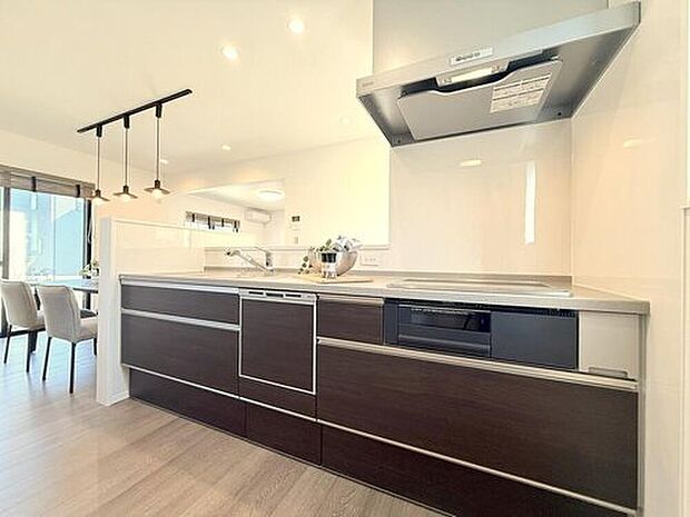 【【現地モデルハウス7号棟 キッチン】】キッチンは「食器洗浄乾燥機」を内蔵したシステムキッチンを採用しました。
