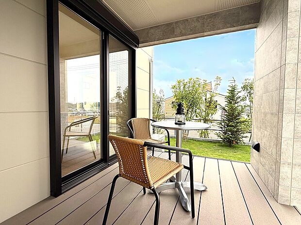 【 【現地モデルハウス テラス】】テラス付き住戸があります!
外の開放感と内の安心感を両立した、落ち着きのある屋外スペースです。
※販売済みモデルハウス