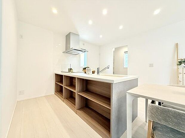 【【現地モデルハウス1号棟 キッチン】】「フラットキッチン」は、無駄のないデザインと調理スペースが広く、使い勝手の良さが魅力です。
※2026年1月撮影