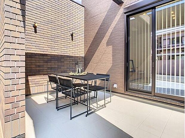 【当社施工モデルハウス テラス】
一部の住戸で採用されるテラスは、セカンドリビングとして休日の憩いの場となります。
※画像は当社施工例のため実際とは異なります