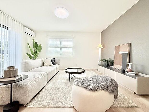 【当社施工モデルハウス リビング】
自然な採光がたくさん入るよう、窓など開口部をたくさん設けて、明るい空間が演出されます。
※画像は当社施工例例のため実際とは異なります