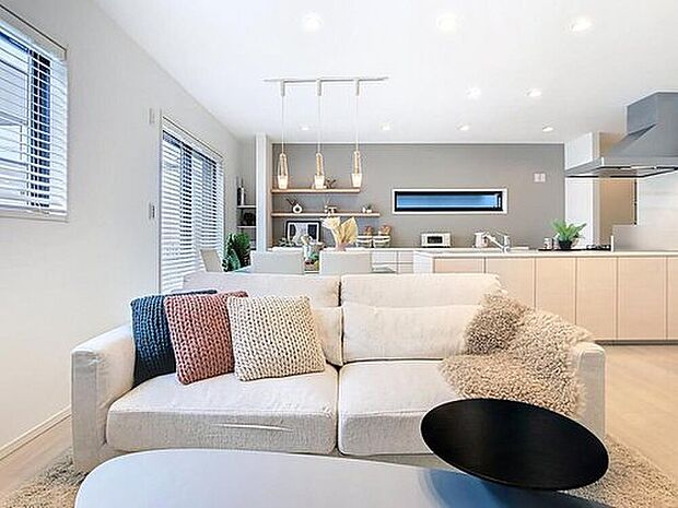 【当社施工モデルハウス LDK】
LDK全体で一体感が生み出されており、どこに居ても家族を身近に感じられます。
※画像は当社施工例のため実際とは異なります