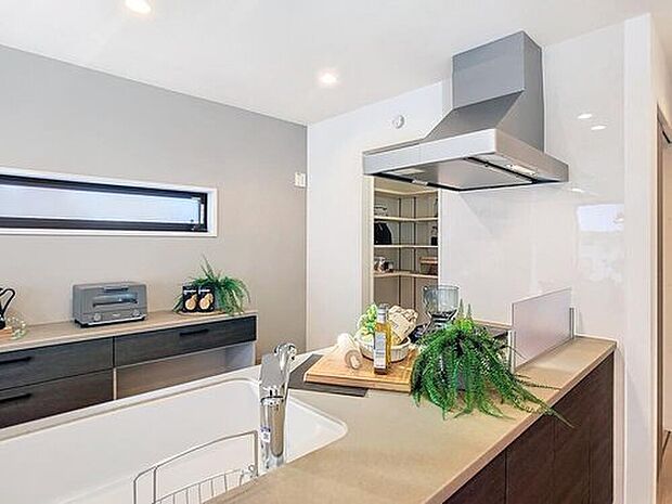 【当社施工モデルハウス キッチン】
キッチンからパントリーへの動線がスムーズなプランが採用されます。
※画像は当社施工例のため実際とは異なります