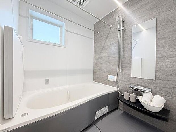 【【当社施工モデルハウス 浴室】】浴室には「保温浴槽」を採用して、長時間温かいお湯張りが可能です。追い焚き回数が減るので節電にもなります。
※画像は当社施工例のため実際とは異なります