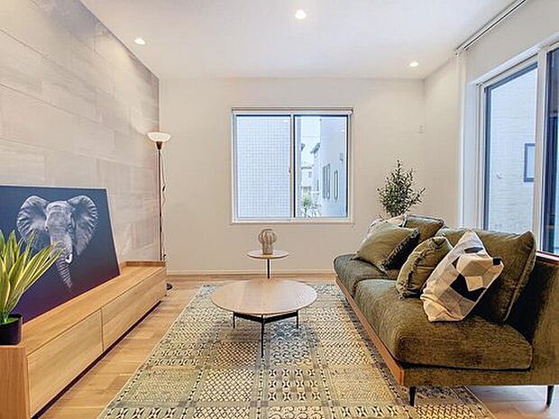 【【当社施工モデルハウス リビング】】今回採用された「グランフロア」という床は、ウィザースガーデンの中でもトップクラスの性能とデザインを兼ね備えたフロア材。
※画像は当社施工例のため実際とは異なります