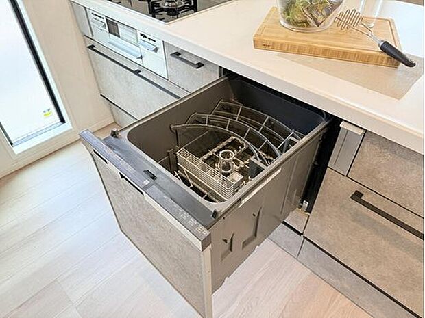 【【当社施工モデルハウス キッチン】】食器洗浄乾燥機を内蔵して、家事ラク設備を採用したシステムキッチンです。
※画像は当社施工例のため実際とは異なります