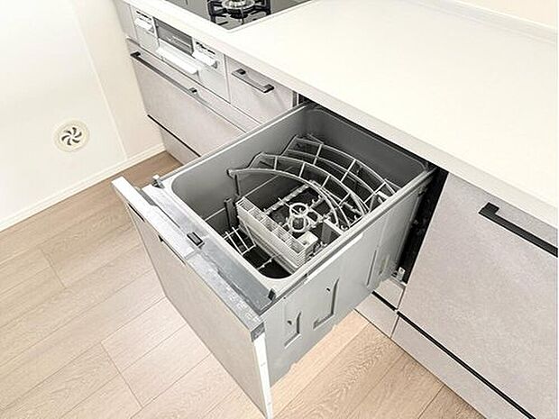 【【モデルハウス1号棟 キッチン】】食器洗浄乾燥機を内蔵して、家事ラク設備を採用したシステムキッチンです。
※2025年11月撮影