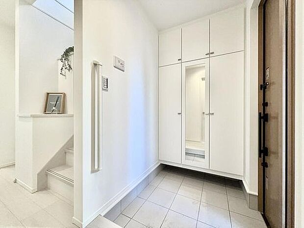 【【モデルハウス2号棟 玄関】】玄関には約50足の靴が収納できる収納棚を設置!靴だけでなく日用品など小物の収納ができて便利です。
※画像は当社施工例のため現地住戸とは異なります