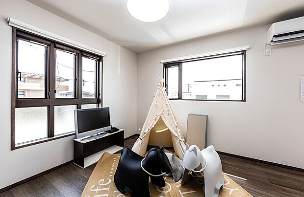 【モデルハウス 洋室】大型クローゼットが標準採用されている洋室は、お子様部屋に最適な広さです。
※販売済みモデルハウス画像