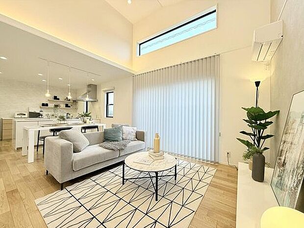【当社施工モデルハウス LDK】
LDK全体で一体感が生み出されており、どこに居ても家族を身近に感じられます。
※画像は当社施工例のため実際とは異なります