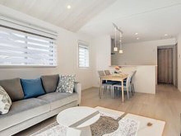 【当社施工モデルハウス LDK】
LDK全体で一体感が生み出されており、どこに居ても家族を身近に感じられます。
※画像は当社施工例のため実際とは異なります