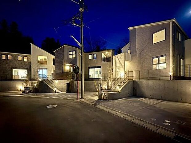 【【夜の街並み】】各邸にポールライトを設置する事で夜も明るい街並みを演出してくれます。
※2026年2月撮影