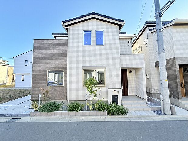 【32号棟 外観】
白を基調とした明るい雰囲気のタイル外壁が、洗練された存在感を演出します。