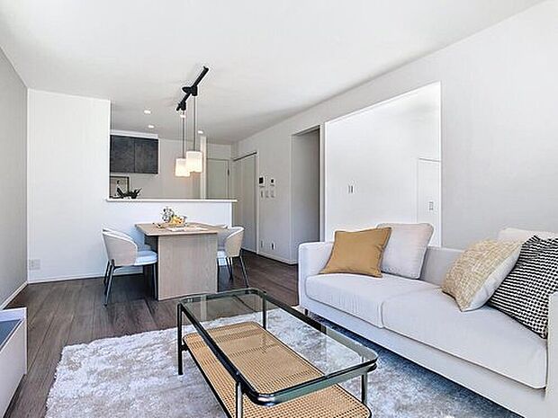 【モデルハウス LDK】
ダイニングとリビングの間はストレートに抜けているので、どこに居ても家族を身近に感じられます。
※2025年5月撮影
※販売済モデルハウス