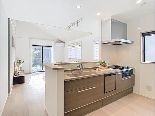 【当社施工モデルハウス キッチン】
キッチンからリビングとダイニングが一望できるプランです。
※画像は当社施工例のため実際とは異なります