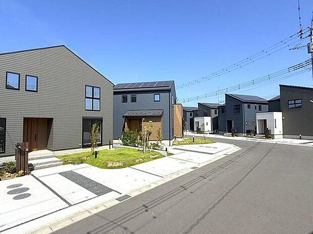 【【街並み】】金田瓜倉は間もなく全棟完成いたします!陽当たりの良いシンプルモダンな外観の分譲地です。
※2025年8月撮影