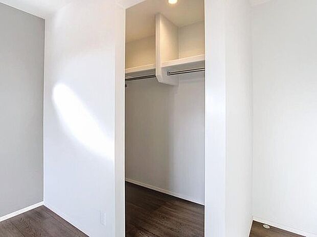 【【当社施工モデルハウス ウォークインクローゼット】】大型のウォークスルークローゼットは家族みんなで使用できる収納スペースです。
※画像は当社施工例のため実際とは異なります