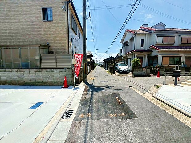 二面道路に面した開放感のある立地で、陽当たりも良好です(撮影日:2026.7.3)