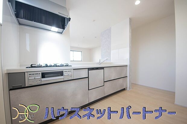 カウンターキッチンなら、リビングで遊ぶ子供の様子を見ながら料理ができるので安心です。料理を運んでもらったり、子供にお手伝いしてもらいやすいのもいいですね。