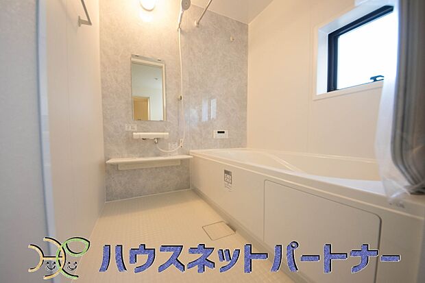 清潔を基調とした浴室は家族と一緒にお風呂に入れる広さです。楽しく癒しの一時を・・。