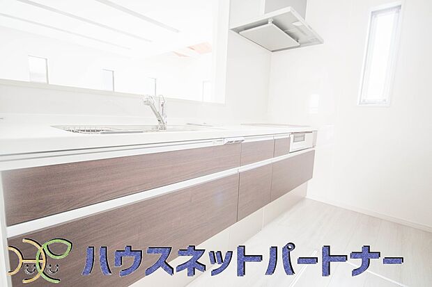 家族の様子を見ながらキッチンでお料理。一日の出来事を会話しながらの家事は嬉しいコミュニケーション。