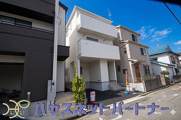 堂々たる趣ながら、主張し過ぎずどこか余裕を感じさせるシャープなフォルムで佇む邸宅は、晴天の空と照らし合わせる事で、本来あるべき完成形の姿を見せてくれます。