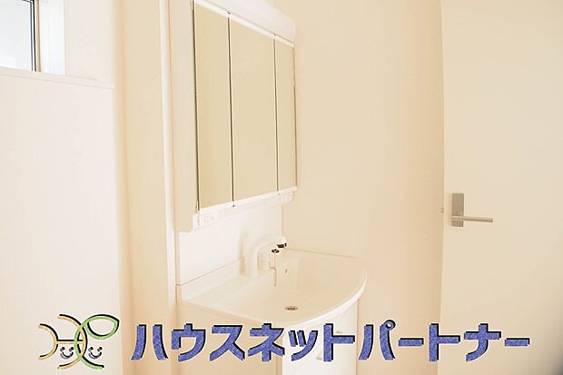 【洗面台・洗面所】大きく見やすい三面鏡で清潔感ある洗面台は、身だしなみチェックや肌のお手入れに最適です。何かと物が増える場所だからこそ、スッキリと見映えの良い空間に拵えました。