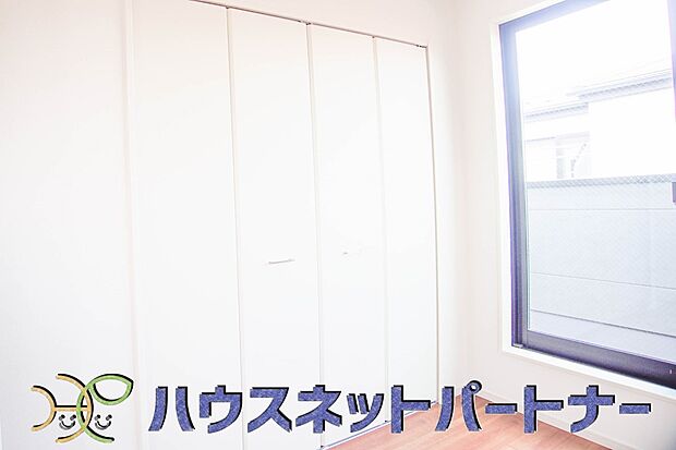 【収納】壁面クローゼットのメリットは、衣類が横一列に並ぶためひと目で洋服が選びやすいこと。衣類をたくさんお持ちの方も、限られたスペース内に無理なく収納することができます。