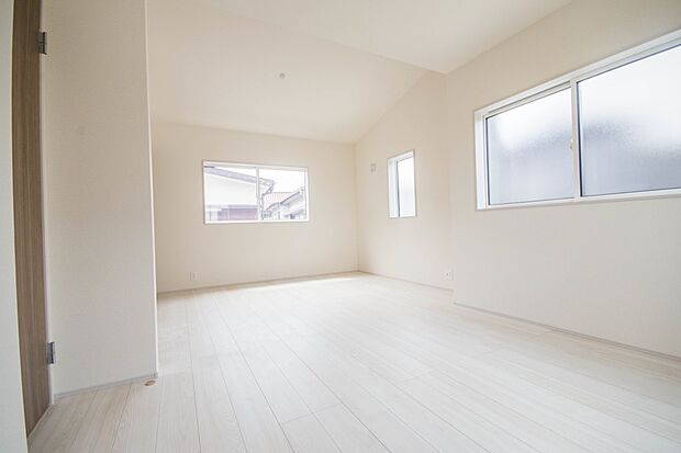 【リビング以外の居室】意外と場所をとるアイロンがけや、洗濯物をたたむときにも広々と使うことができ、ちょっと一休みしたい時、すぐに横になれることも魅力ですよね。また、来客時に客間や宿泊部屋として活用できます。