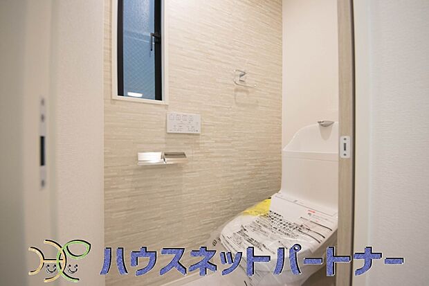 【トイレ】明るい窓から光が差し込むトイレはシャワー付き。癒しの空間になります。