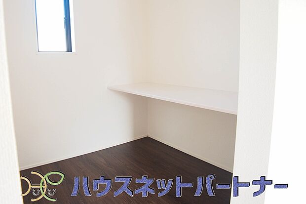 【その他内観】一角にスタディカウンターを設置。パソコンを置いたり収納にしたり、勉強机にしたりできる為とても便利です。