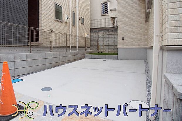 【駐車場】カースペース。通勤や家族の送迎など、毎日の生活にマイカーが欠かせない方にとって駐車場は大事な条件。敷地内にカースペースがあれば、お出かけやお買い物の際の搬入出もらくらくです。