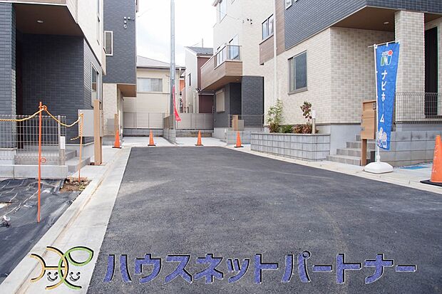 【前面道路含む現地写真】「笑顔・快適・充実」特別を日常にする日々が、この本邸から始まります。居住されるオーナー様の未来を考えて、ご家族にとって「いいもの」を揃えました。 