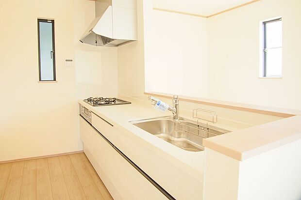 【キッチン】三口コンロで料理の幅を拡げてくれる使いやすいシステムキッチンを採用。洗い場も大きいので野菜や食器を洗ったりする際にも捗り、奥様の強い味方となってくれるはずです。