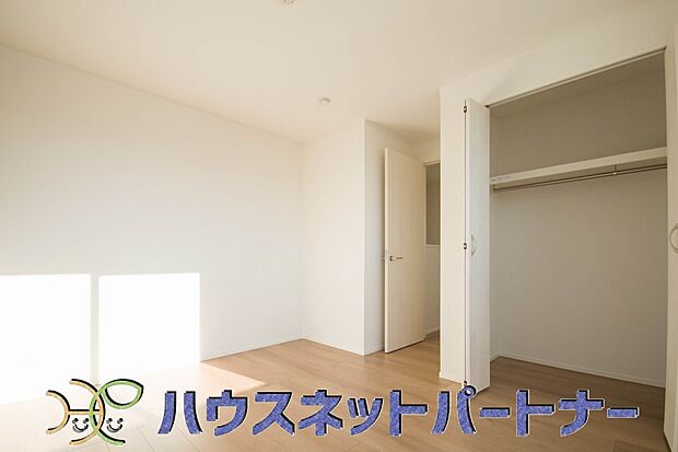 【洋室】どのお部屋も明るい光が差し込みます。自分だけのお部屋作りを考えただけでワクワク。