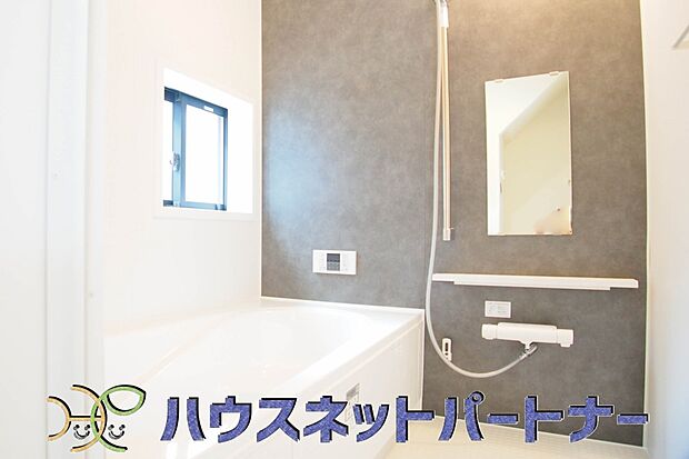 【浴室】窓がある浴室は心地よいバスタイムを演出してくれます。たまには本を読みながら半身浴もいいですね。