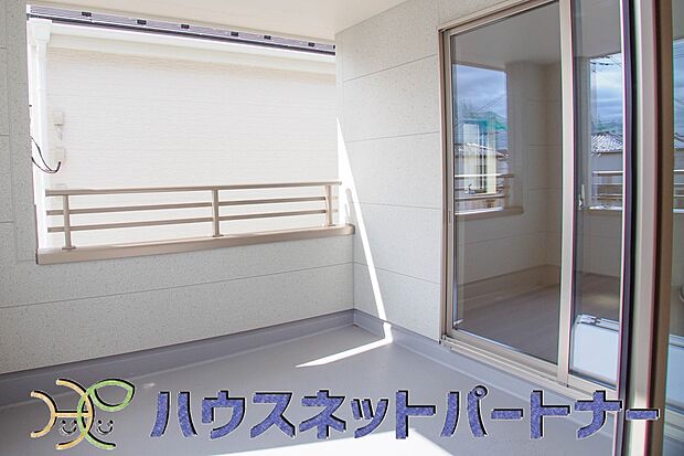 【バルコニー】朝の澄んだ空気や、夕方に吹く清々しい風を五感で感じられるバルコニー。住まいの中で唯一屋外にあって、本当の自然を感じられるスペースです。