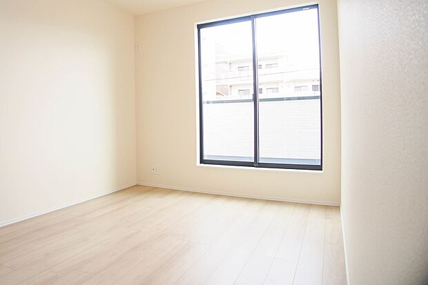 【洋室】2面窓のある風通しの良いお部屋は心も体も元気にしてくれます。自分だけのお部屋作りを楽しんでみては。